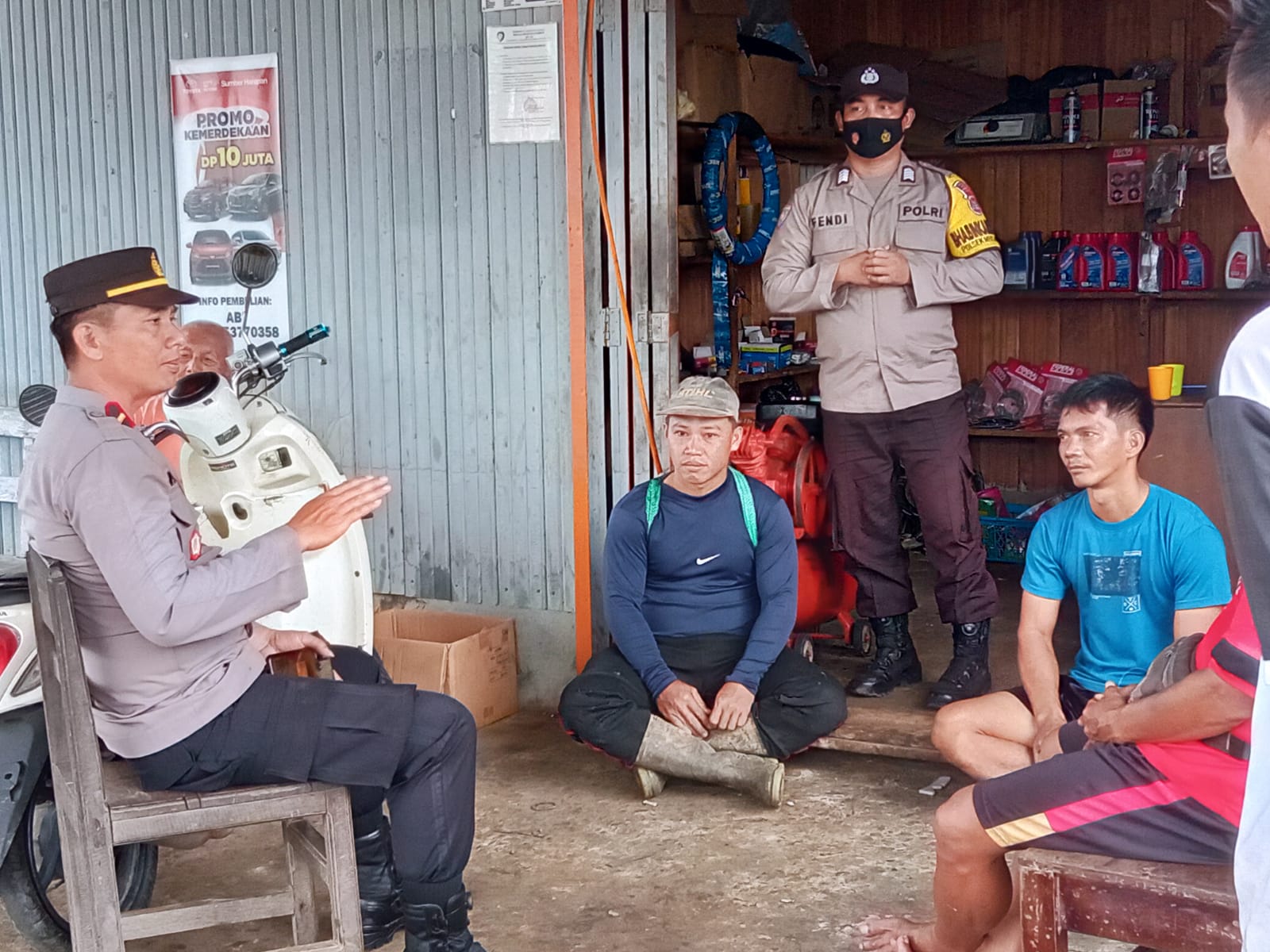 Kapolsek Mentarang IPDA Welli bersama warga Desa Lidung Keminci