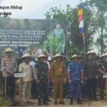 Demi jaga kelestarian DLH Tarakan perkuat ekosistem dengan menghadiri undangan aksi penanaman pohon serentak.